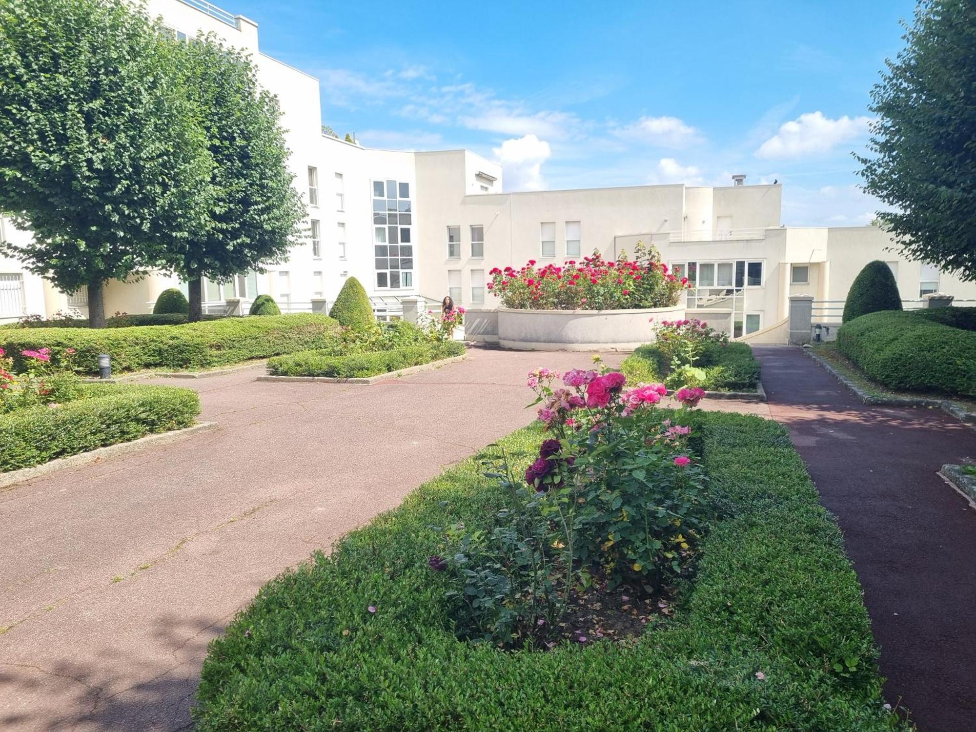 Chambre Avec Sdb Et Toilettes Privatives Rosny-sous-Bois Luaran gambar